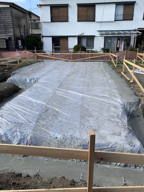 捨てコンは砕石の上に土壌処理を行い、防湿シートを敷き込み、主に外周部に生コンクリートを打設します。